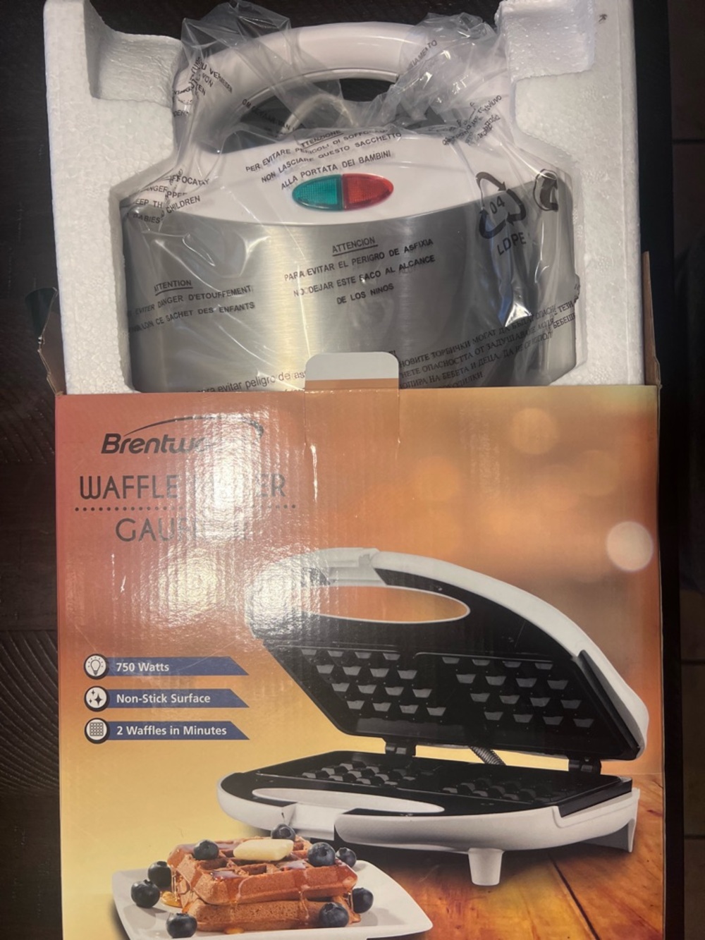 Brentwood Waffle Maker in White and Silver